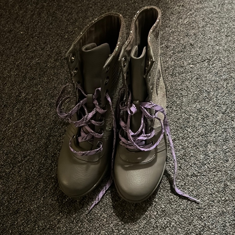 I need to sell this sorel shoes size 3 I get rong size when I baying ,.